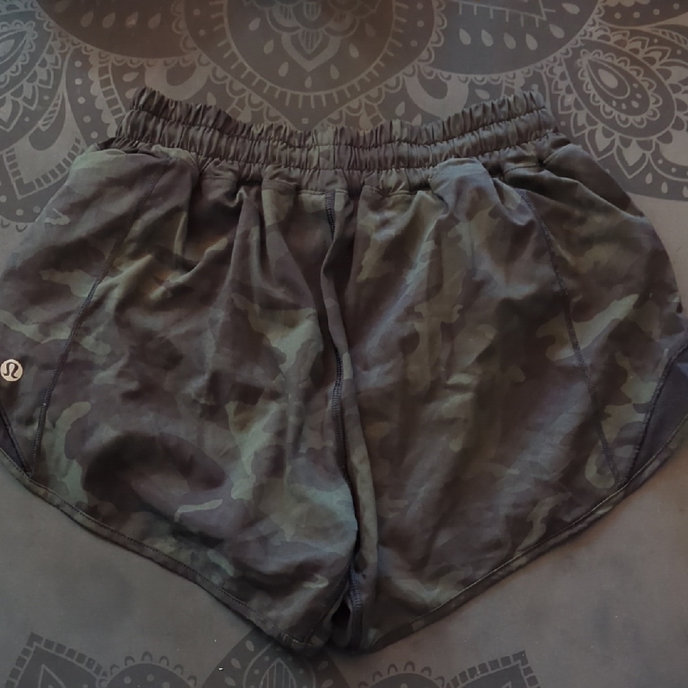 🍋Lululemon Hotty Hot Midrise Shorts 4" Camouflage